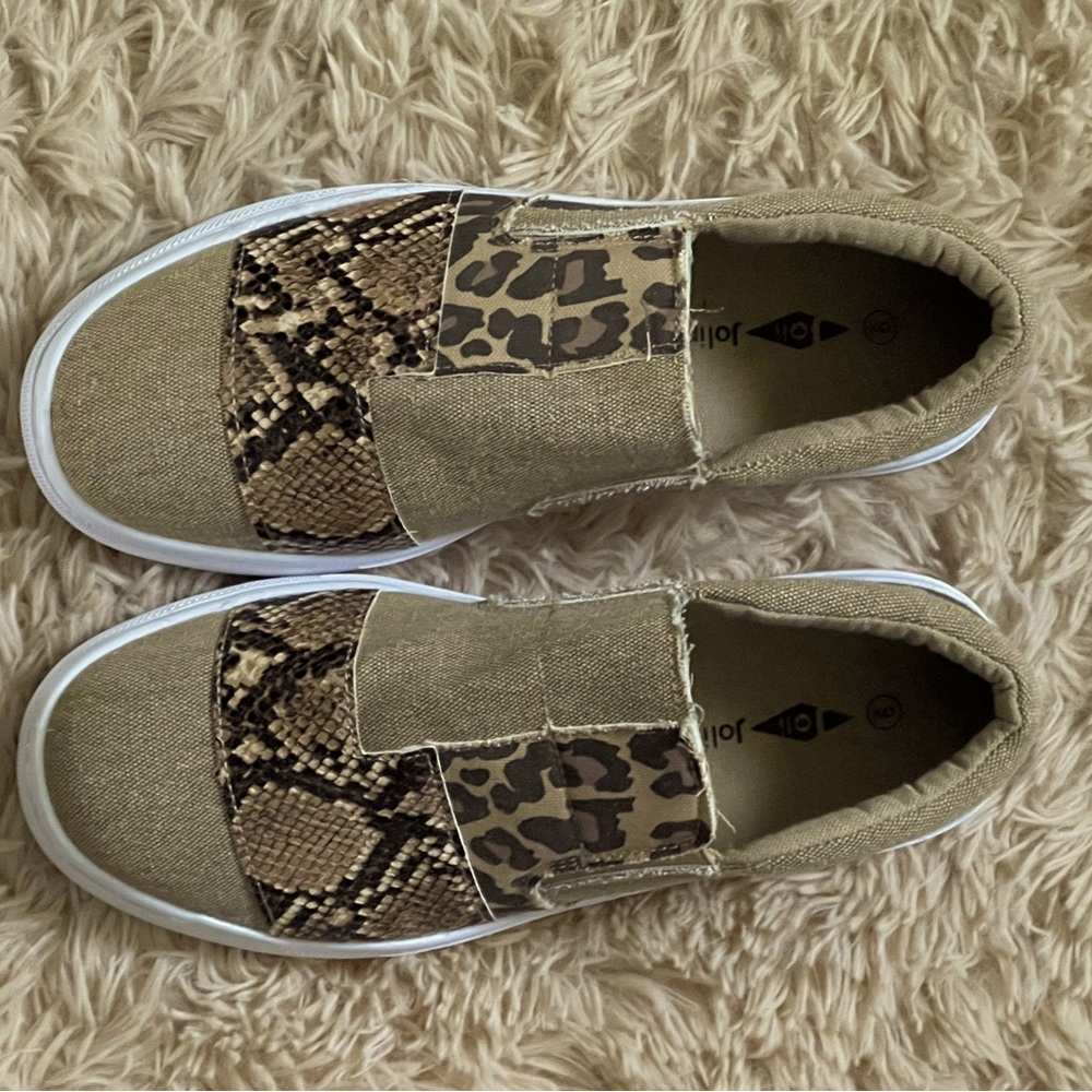 Khaki with animal print slide on Tennis shoes. Size 9. Never been wore.